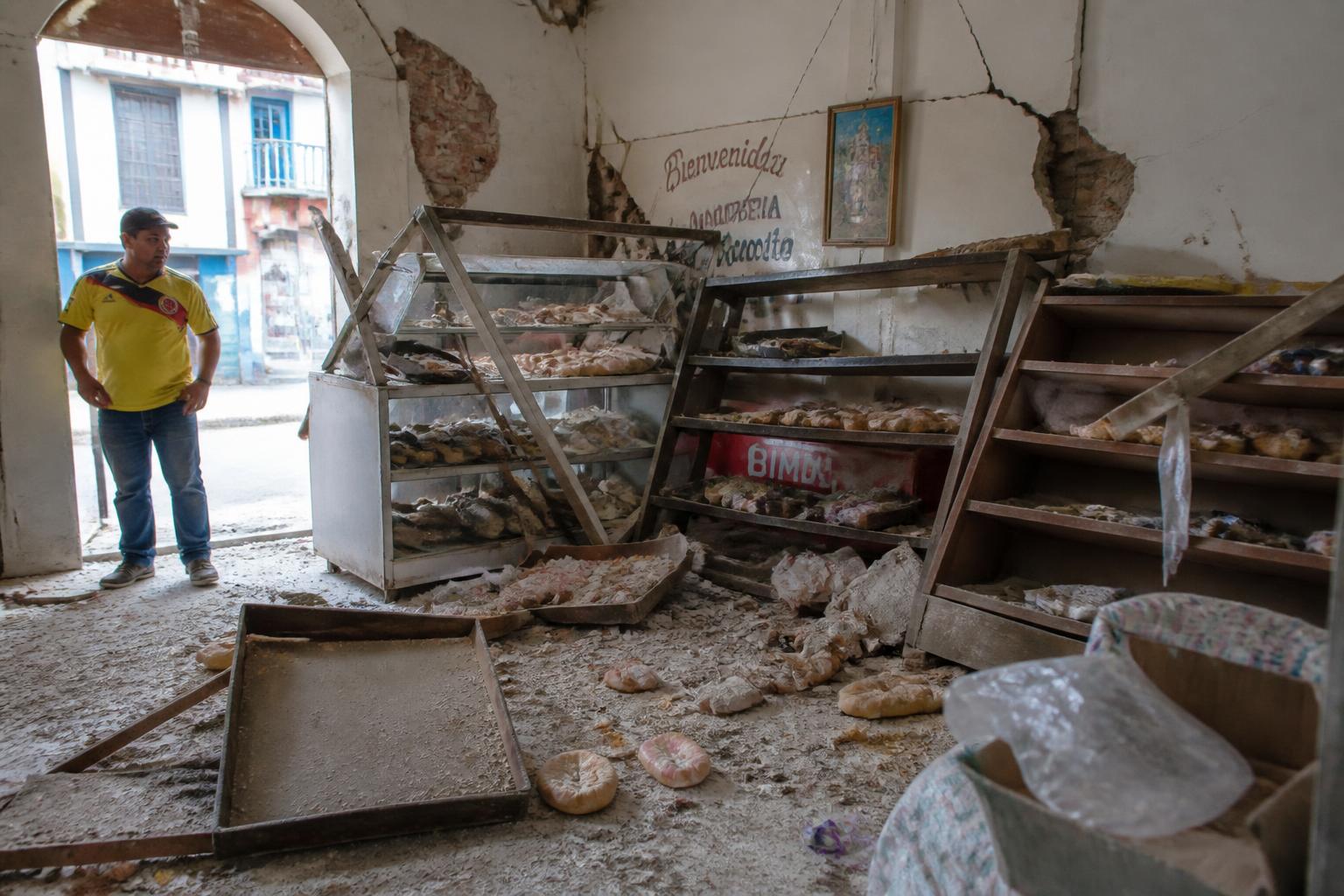 Interior de una panadería con estantes caídos e inventario perdido tras el terremoto